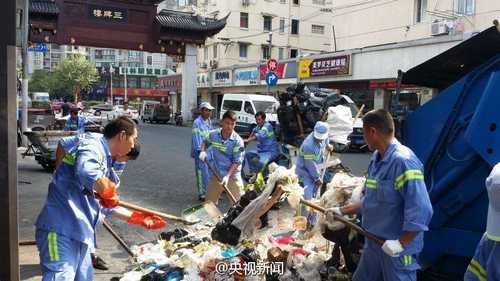 中华网山东:15名环卫工3小时翻遍5吨垃圾为游客找回手机