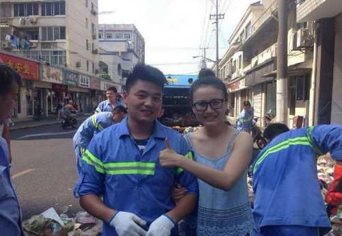 中华网山东:15名环卫工3小时翻遍5吨垃圾为游客找回手机