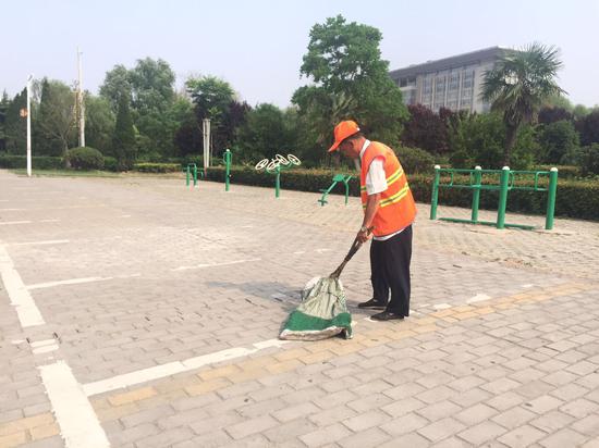 环卫工在清扫路 